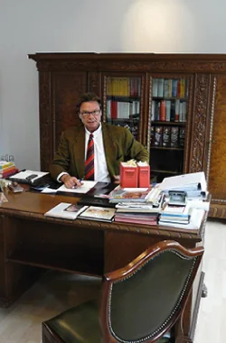 Walter Schott in seiner Kanzlei in Lampertheim