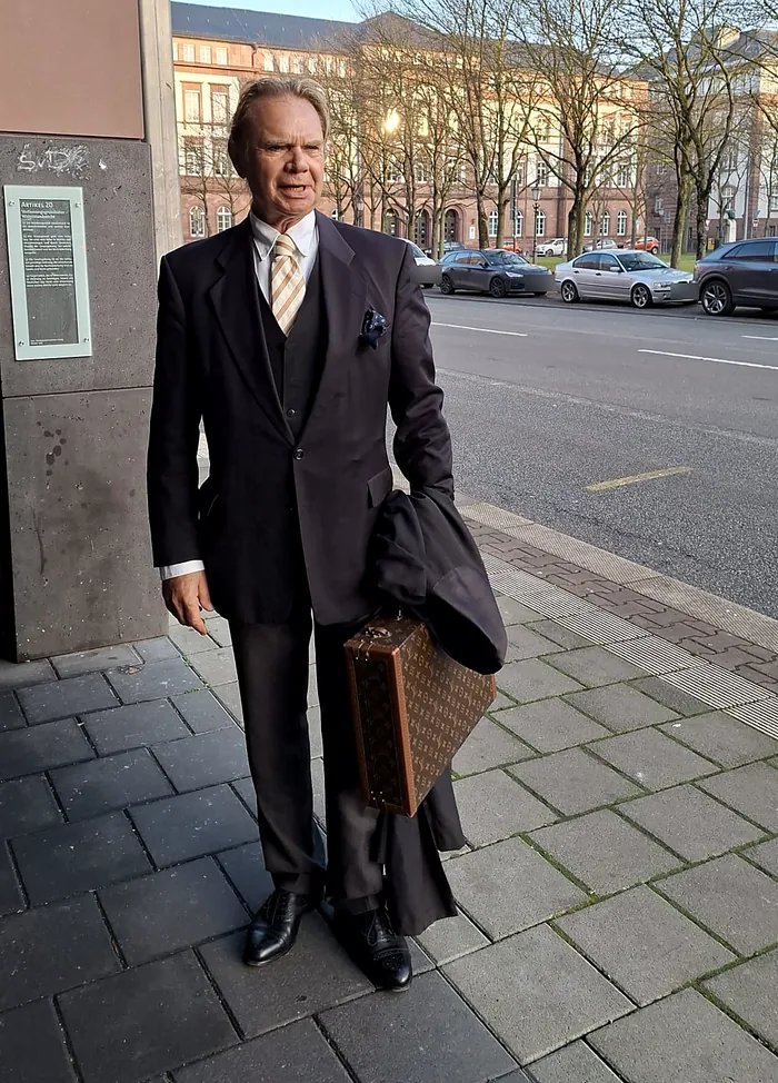 Walter Schott, Rechtsanwalt und Notar, im dreiteiligen Anzug